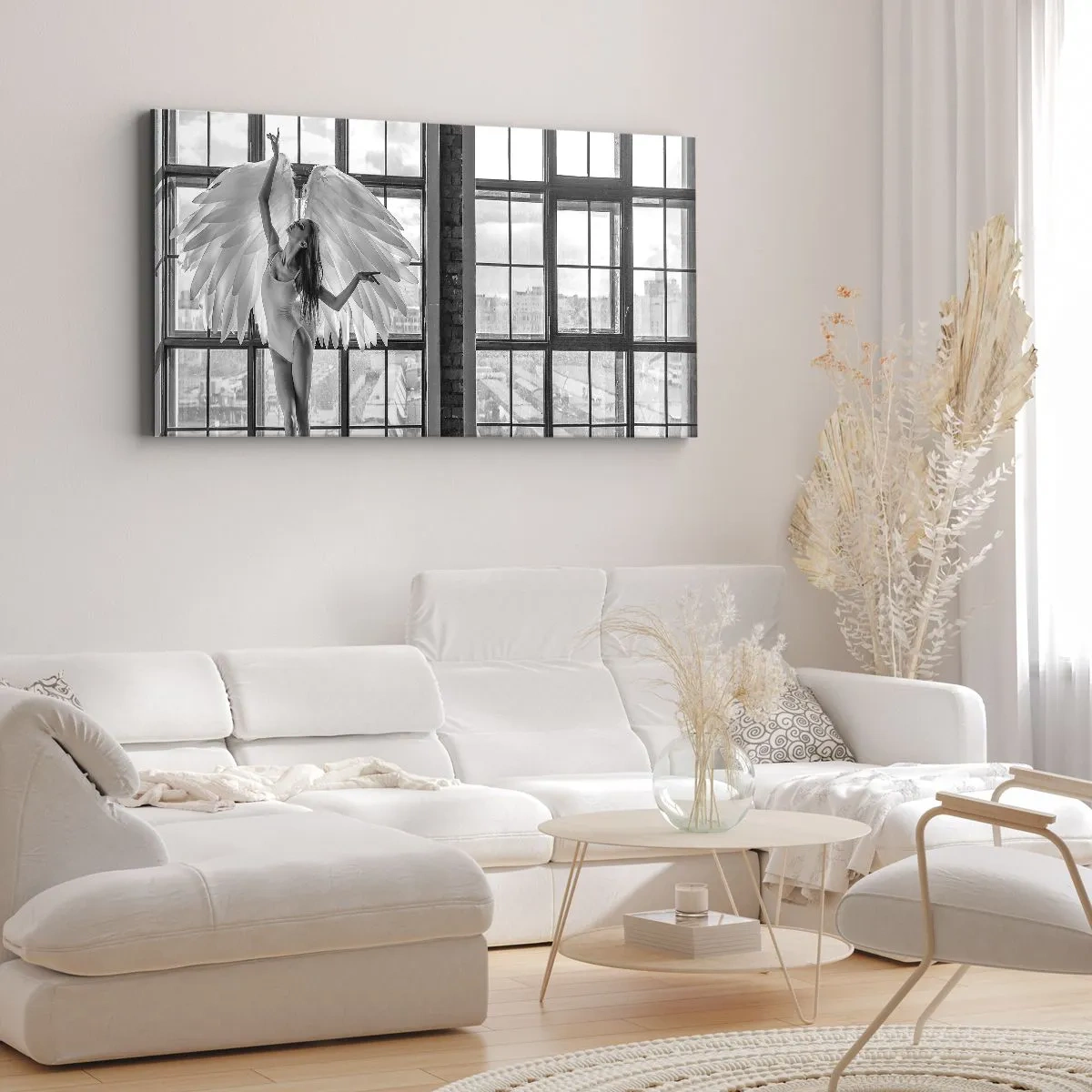 Bild auf Leinwand - Leinwandbild - Eine Frau mit Engelsflügeln vor dem Hintergrund eines Dachbodenfensters - 120x50cm - Stadt der Engel? - Moderne Wanddekoration für Wohnzimmer und Schlafzimmer ARTTOR