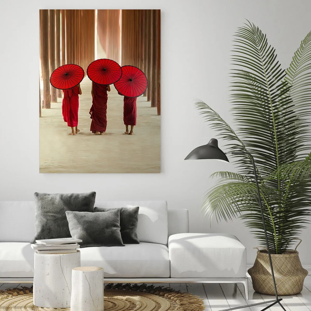 Glasbild - Bild auf glas - Mönche mit roten Regenschirmen gehen einen Holzkorridor entlang - 50x70cm - Auf dem Weg ins Reine Land - Moderne Wanddekoration für Wohnzimmer und Schlafzimmer ARTTOR