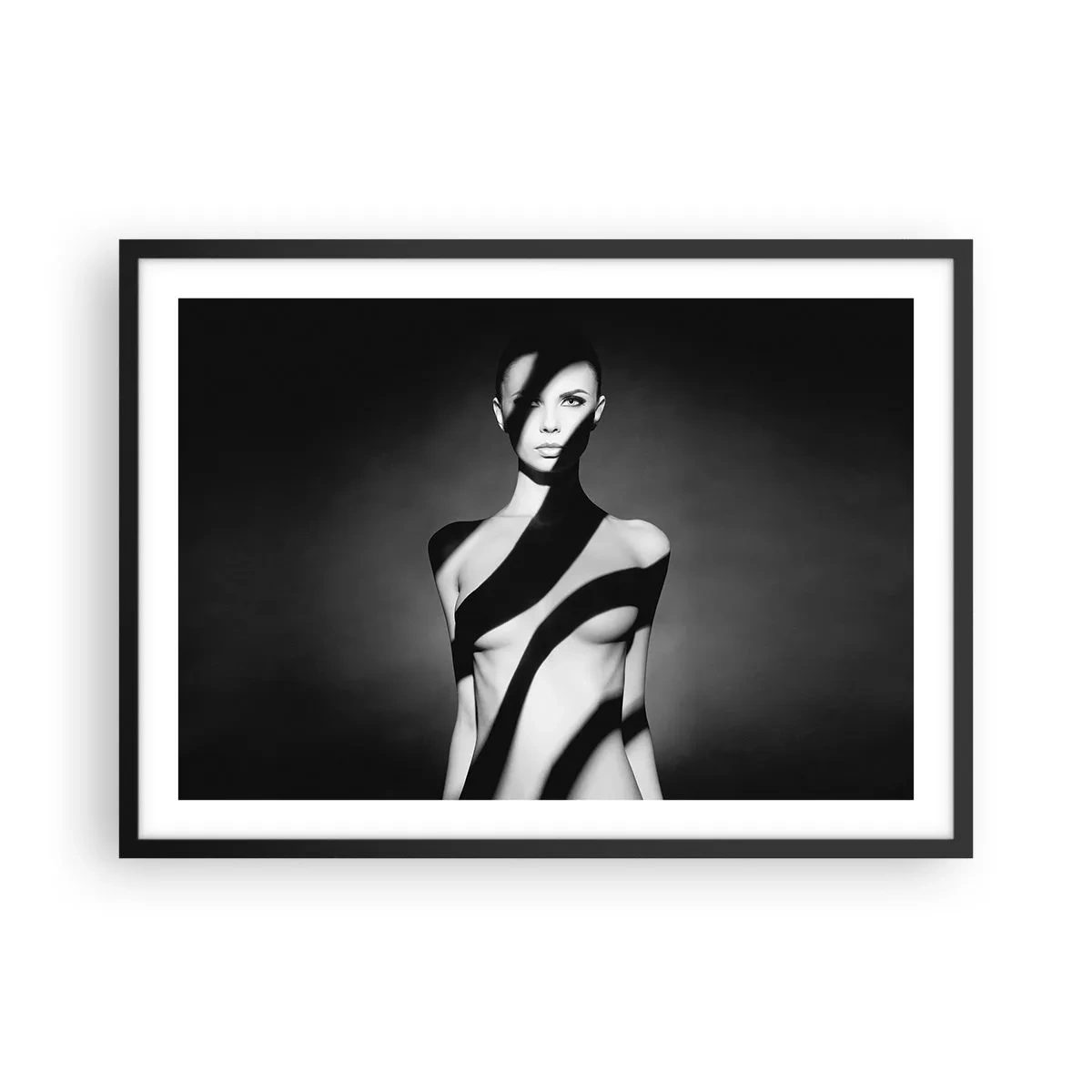 Poster in einem schwarzem Rahmen - Schwarz-Weiß-Porträt einer Frau in Licht und Schatten - 70x50cm - In Glanz und Schatten - Moderne Wanddekoration für Wohnzimmer und Schlafzimmer ARTTOR