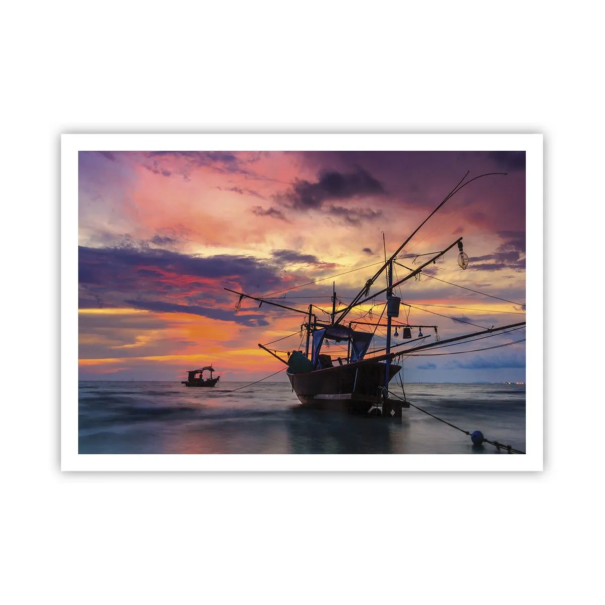 Poster - Ein Fischerboot vor der Kulisse eines farbenfrohen Sonnenuntergangs - 100x70cm - Exotischer Abend - Moderne Wanddekoration für Wohnzimmer und Schlafzimmer ARTTOR
