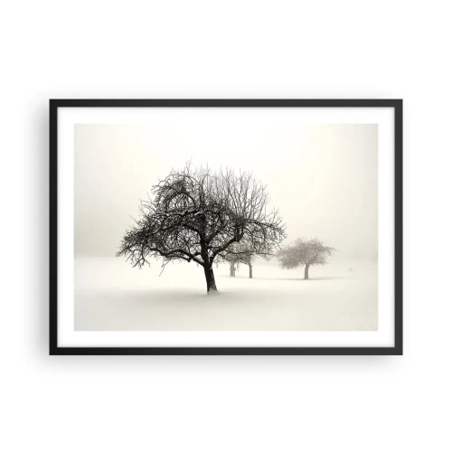 Poster in einem schwarzem Rahmen - Bäume auf einem schneebedeckten Feld, umgeben von Nebel - 70x50cm - Winterschlaf - Moderne Wanddekoration für Wohnzimmer und Schlafzimmer ARTTOR
