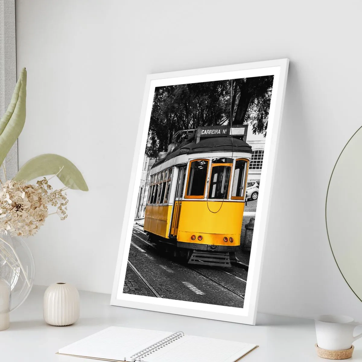 Poster in einem weißen Rahmen - Und Fado im Hintergrund - 40x50 cm