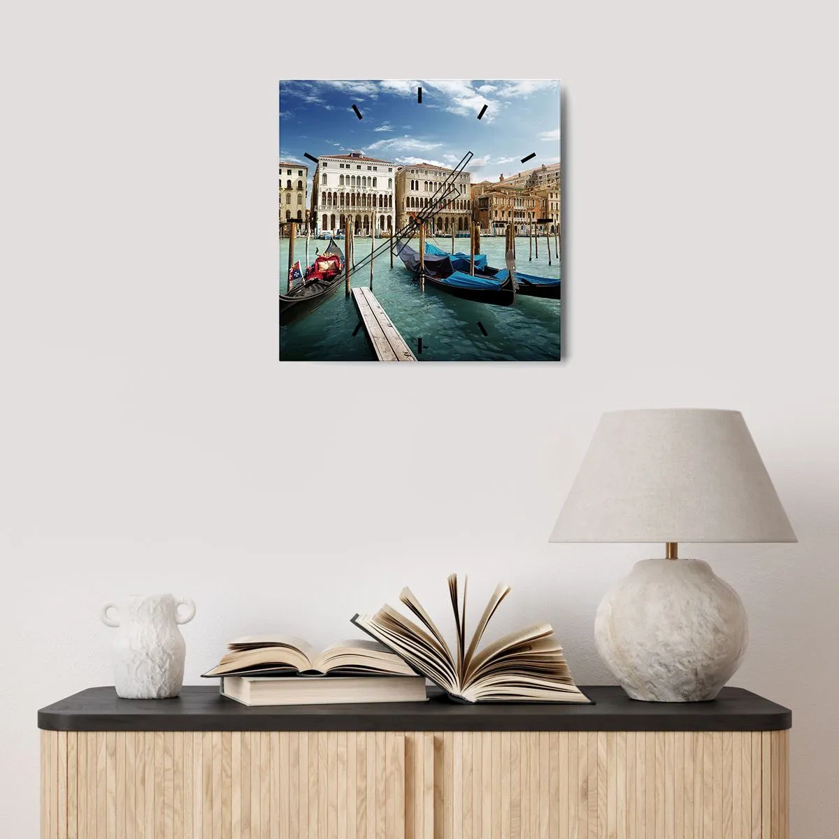 Wanduhr - Glasuhr - Venedig mit Gondeln und Palästen gegen den Himmel - 30x30cm - Paläste in Blau - Moderne Wanddekoration für Wohnzimmer und Schlafzimmer ARTTOR