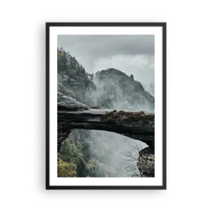 Poster in einem schwarzem Rahmen - Ein Foto einer geheimnisvollen, in Nebel gehüllten Felsbrücke in einer Berglandschaft. - 50x70cm - Abenteuer beginnt gleich - Moderne Wanddekoration für Wohnzimmer und Schlafzimmer ARTTOR