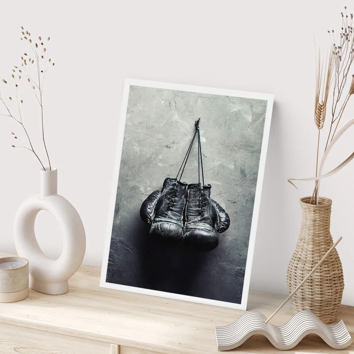 Poster - Schwarze Boxhandschuhe hängen an einer Schnur - 50x70cm - Zeit des Kampfes und Zeit des Friedens - Moderne Wanddekoration für Wohnzimmer und Schlafzimmer ARTTOR