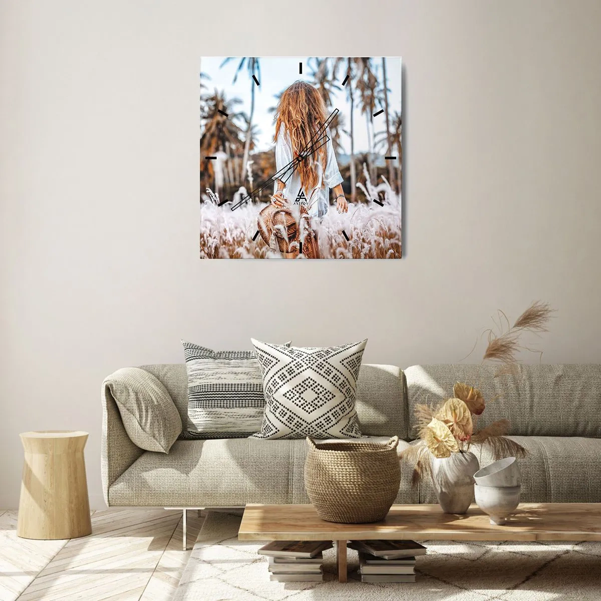 Wanduhr - Glasuhr - Eine Frau auf einer Wiese mit Palmen im Hintergrund bei Sonnenuntergang - 30x30cm - Geboren aus Grasflaum - Moderne Wanddekoration für Wohnzimmer und Schlafzimmer ARTTOR