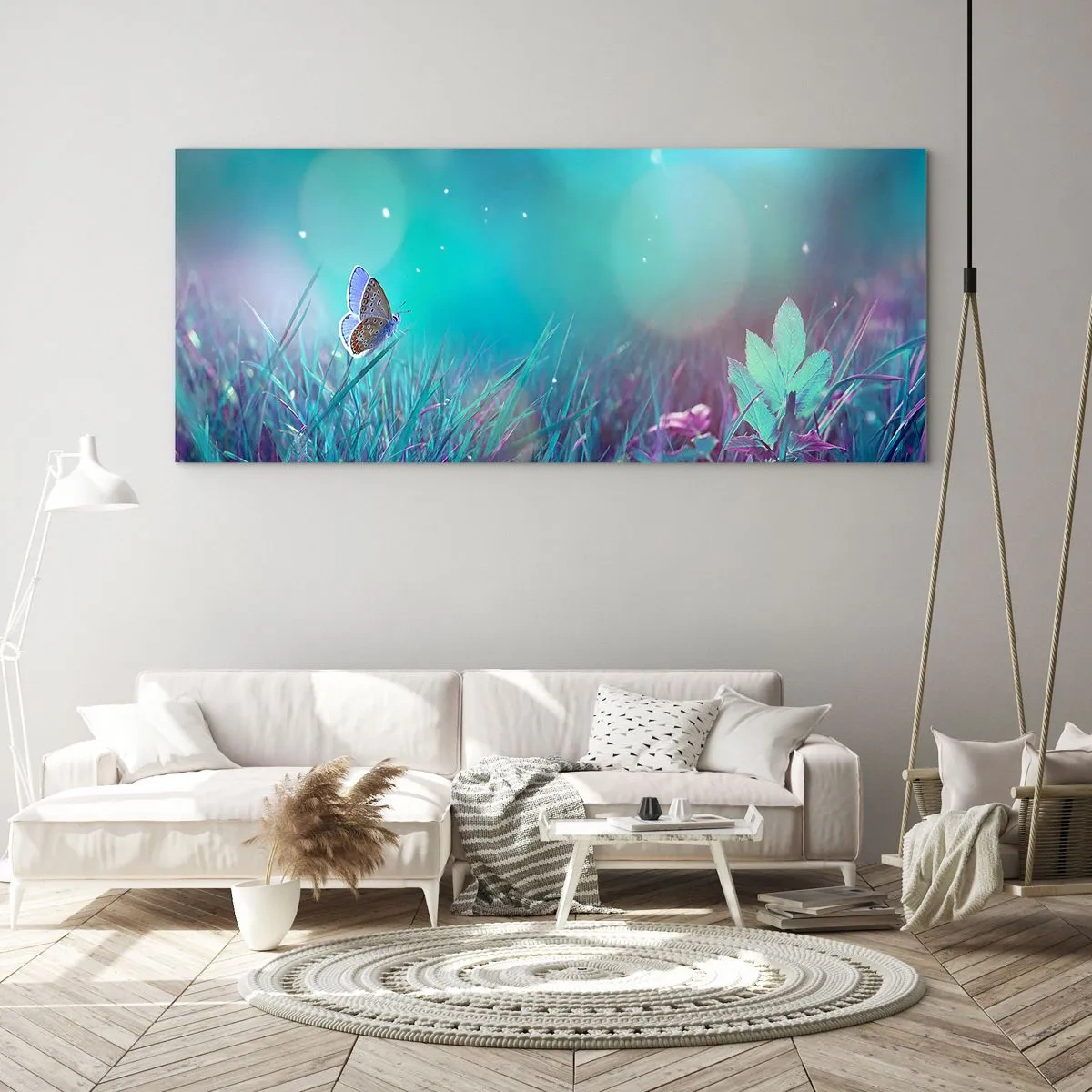 Glasbild - Bild auf glas - Ein Schmetterling auf dem Gras im Licht verschwommener Reflexionen - 120x50cm - Das geheime Leben der Wiese - Moderne Wanddekoration für Wohnzimmer und Schlafzimmer ARTTOR