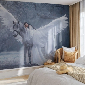 Fototapete Premium Sand - Eine Frau auf einem geflügelten weißen Pferd in einem Zauberwald - 100x70cm - Ein inspirierter Moment - Moderne Wanddekoration für Wohnzimmer und Schlafzimmer ARTTOR