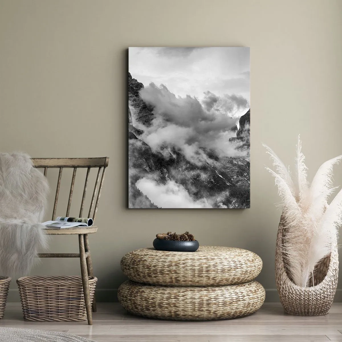 Bild auf Leinwand - Leinwandbild - Schwarz-Weiß-Ansicht der von Wolken umgebenen Berge - 50x70cm - Schön und grausam - Moderne Wanddekoration für Wohnzimmer und Schlafzimmer ARTTOR