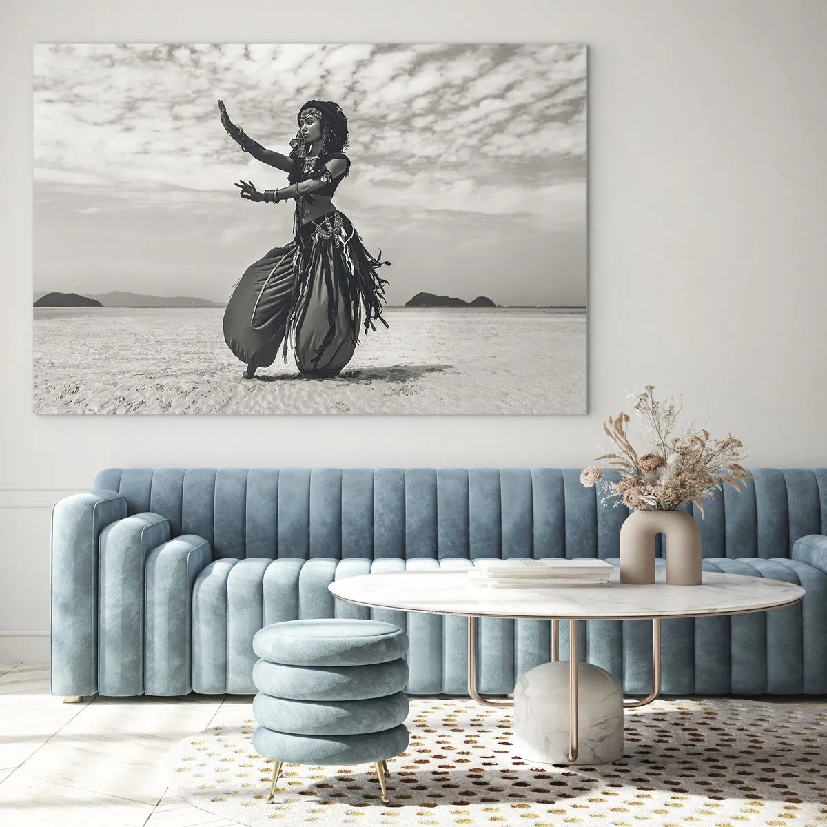 Glasbild - Bild auf glas - Schwarz-Weiß-Fotografie einer Tänzerin in der Wüste - 70x50cm - Der Tanz der südlichen Inseln - Moderne Wanddekoration für Wohnzimmer und Schlafzimmer ARTTOR