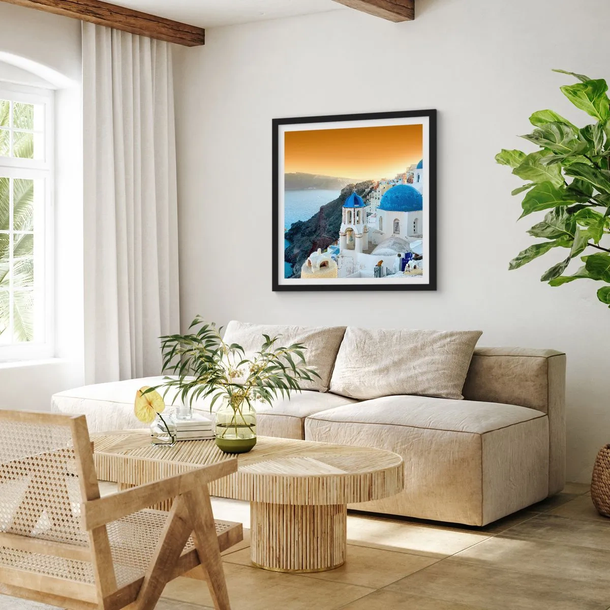Poster in einem schwarzem Rahmen - Santorini - an die Felsen gekuschelt - 30x30 cm