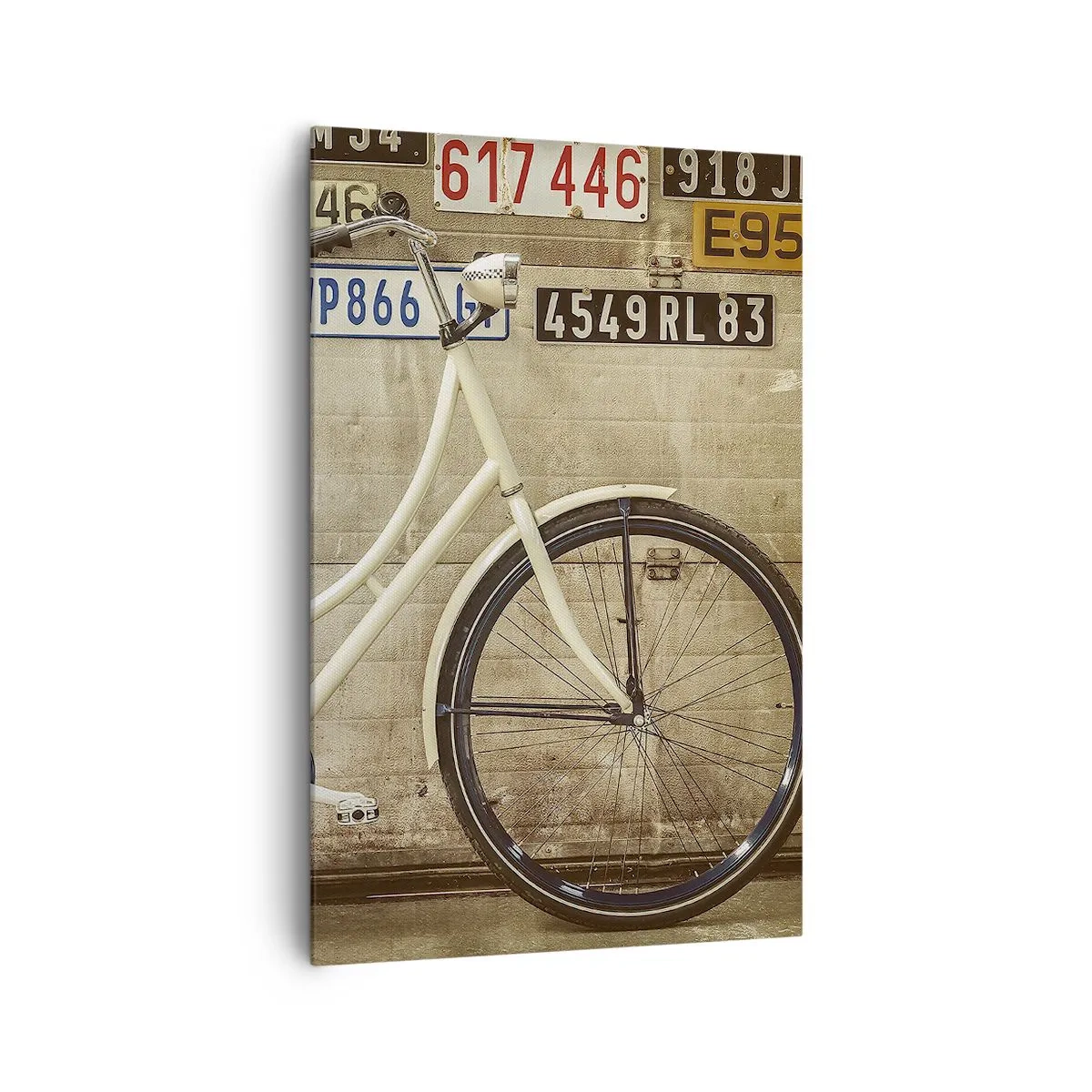 Bild auf Leinwand - Leinwandbild - Ein Retro-Fahrrad vor einer mit Nummernschildern dekorierten Wand - 80x120cm - Keine Komplexe - Moderne Wanddekoration für Wohnzimmer und Schlafzimmer ARTTOR