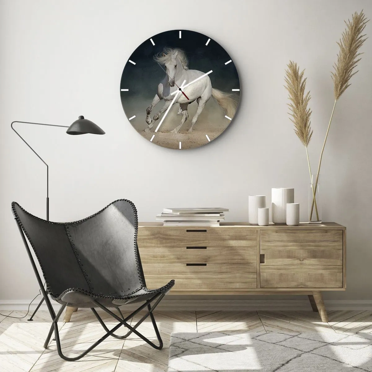 Wanduhr - Glasuhr - Ein weißes Pferd galoppiert vor einem dunklen Himmel über den Sand. - 30x30cm - Freiheit in ihrem reinen Zustand - Moderne Wanddekoration für Wohnzimmer, Küche und Schlafzimmer ARTTOR