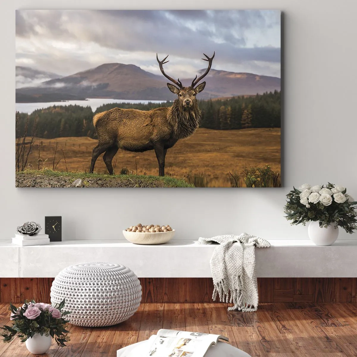 Bild auf Leinwand - Leinwandbild - Ein Hirsch vor der Kulisse einer Berglandschaft mit Seen und Wäldern - 120x80cm - Die Majestät der Natur - Moderne Wanddekoration für Wohnzimmer und Schlafzimmer ARTTOR