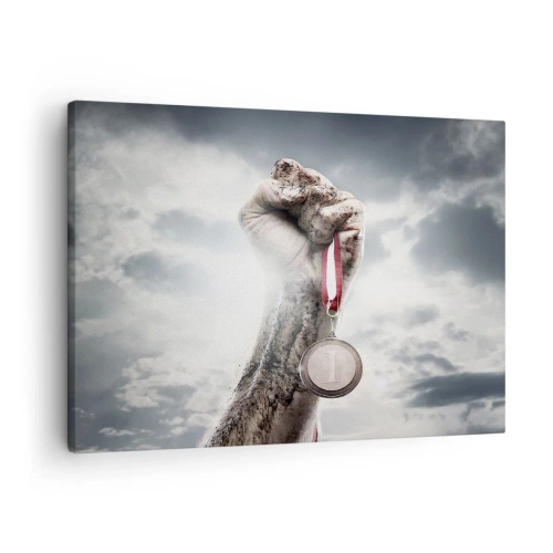 Bild auf Leinwand - Leinwandbild - Eine erhobene Hand mit einer Medaille vor einem bewölkten Himmel - 70x50cm - Per aspera ad astra - Moderne Wanddekoration für Wohnzimmer und Schlafzimmer ARTTOR