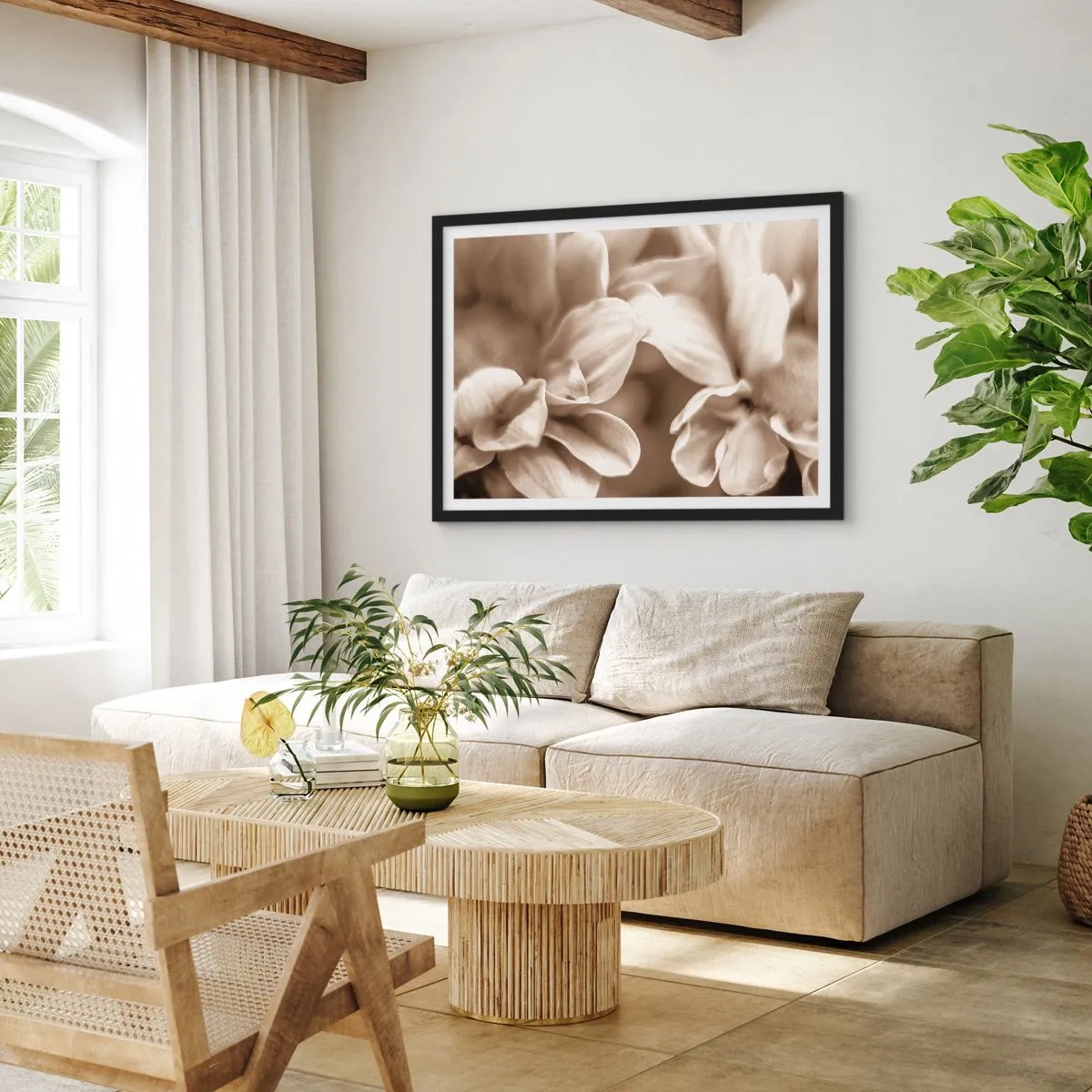 Poster in einem schwarzem Rahmen - Nahaufnahme von Blüten in zartem Sepia-Ton mit weichen Konturen - 100x70cm - So sanft wie ein Lächeln - Moderne Wanddekoration für Wohnzimmer und Schlafzimmer ARTTOR