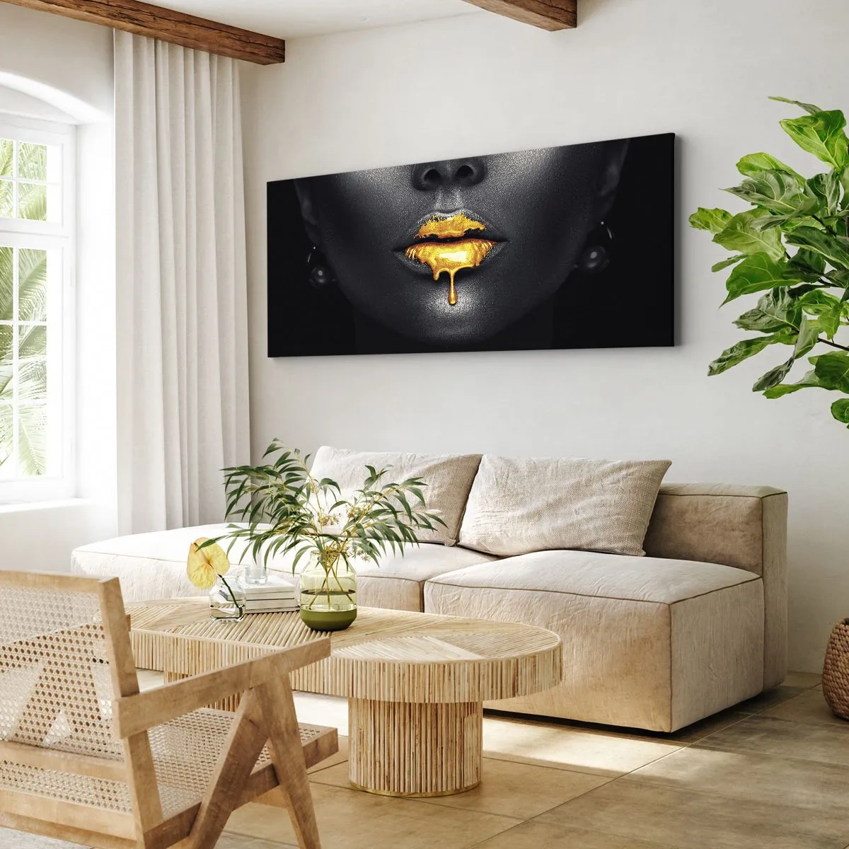 Bild auf Leinwand - Leinwandbild - Schwarz-goldenes Porträt einer Frau mit einem Tropfen Gold auf den Lippen - 140x50cm - Goldmaul - Moderne Wanddekoration für Wohnzimmer und Schlafzimmer ARTTOR
