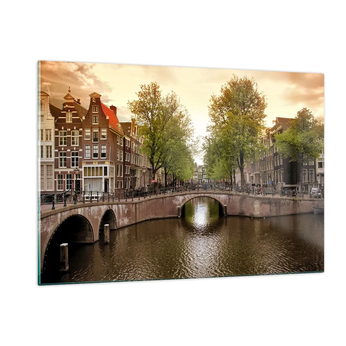 Glasbild - Bild auf glas - Ein Kanal und eine Brücke, umgeben von Mietshäusern in Amsterdam - 120x80cm - Mit dem Boot oder mit dem Fahrrad? - Moderne Wanddekoration für Wohnzimmer und Schlafzimmer ARTTOR