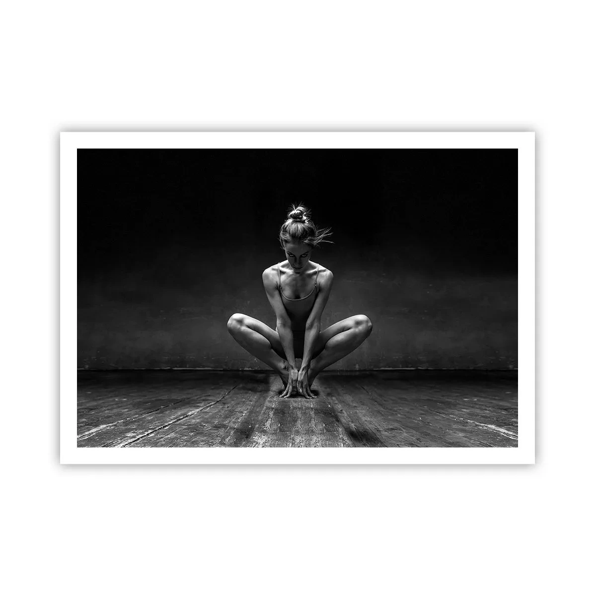 Poster - Ein Schwarz-Weiß-Porträt einer Tänzerin in voller Konzentration. - 100x70cm - Konzentration der Tanzenergie - Moderne Wanddekoration für Wohnzimmer und Schlafzimmer ARTTOR