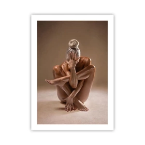 Poster - Künstlerische Aufnahme einer Frau in sinnlicher Pose vor beigem Hintergrund - 50x70cm - Die Einheit von Körper und Geist - Moderne Wanddekoration für Wohnzimmer und Schlafzimmer ARTTOR