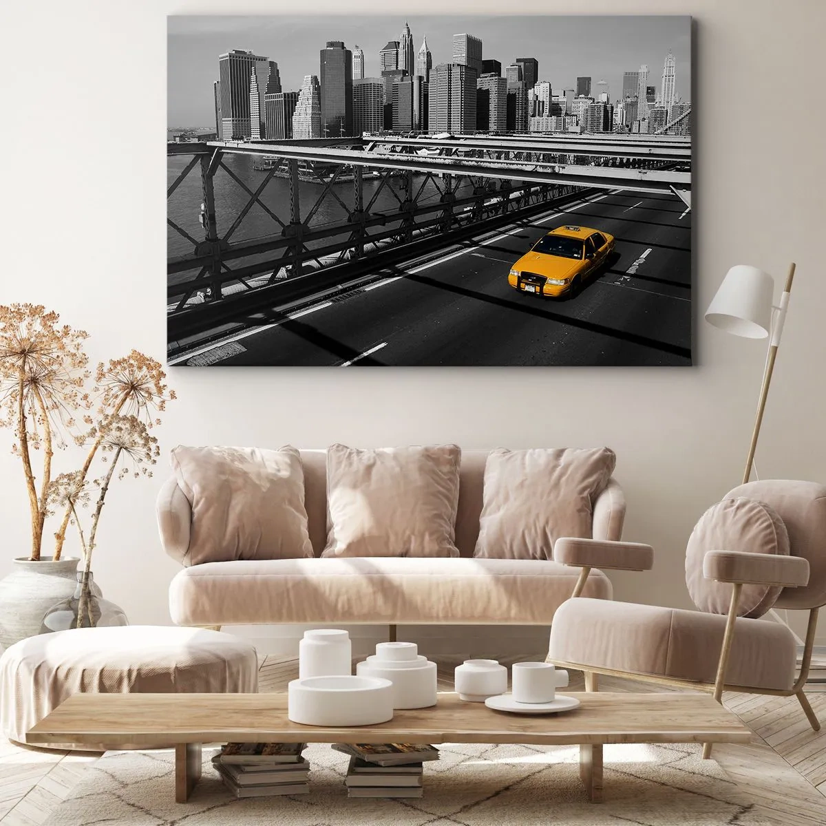 Bild auf Leinwand - Leinwandbild - Gelbes Taxi auf einer Brücke mit Blick auf die Skyline von New York - 70x50cm - Die Farbe einer Großstadt - Moderne Wanddekoration für Wohnzimmer und Schlafzimmer ARTTOR