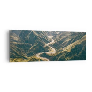 Bild auf Leinwand - Leinwandbild - Eine Berglandschaft mit einer kurvenreichen Straße zwischen grünen Hügeln - 140x50cm - Direkt aus dem Herzen der Berge - Moderne Wanddekoration für Wohnzimmer und Schlafzimmer ARTTOR
