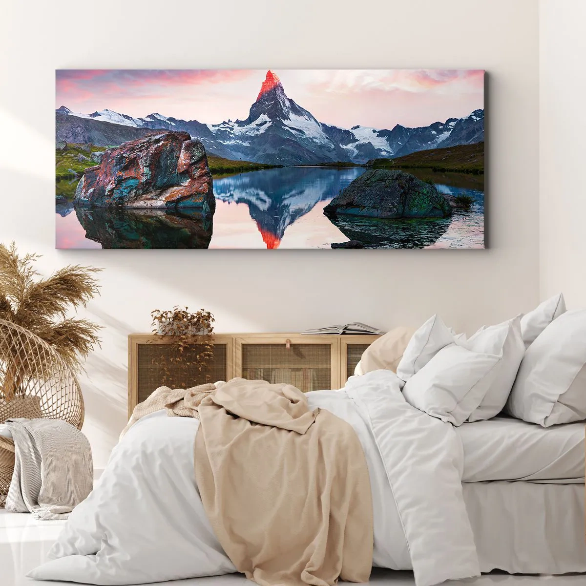 Bild auf Leinwand - Leinwandbild - Ein Berggipfel spiegelt sich bei Sonnenuntergang in einem See - 140x50cm - Das Herz der Berge ist heiß - Moderne Wanddekoration für Wohnzimmer und Schlafzimmer ARTTOR