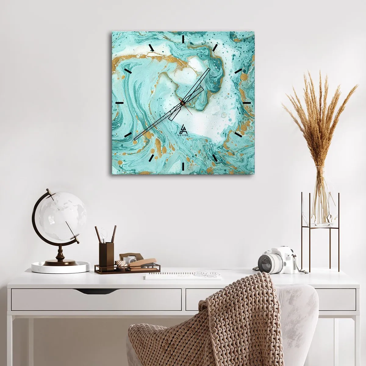 Wanduhr - Glasuhr - Türkisfarbener Marmor mit goldenen Akzenten in einer abstrakten Komposition - 30x30cm - Unter der großen Welle der Edo-Ära - Moderne Wanddekoration für Wohnzimmer und Schlafzimmer ARTTOR