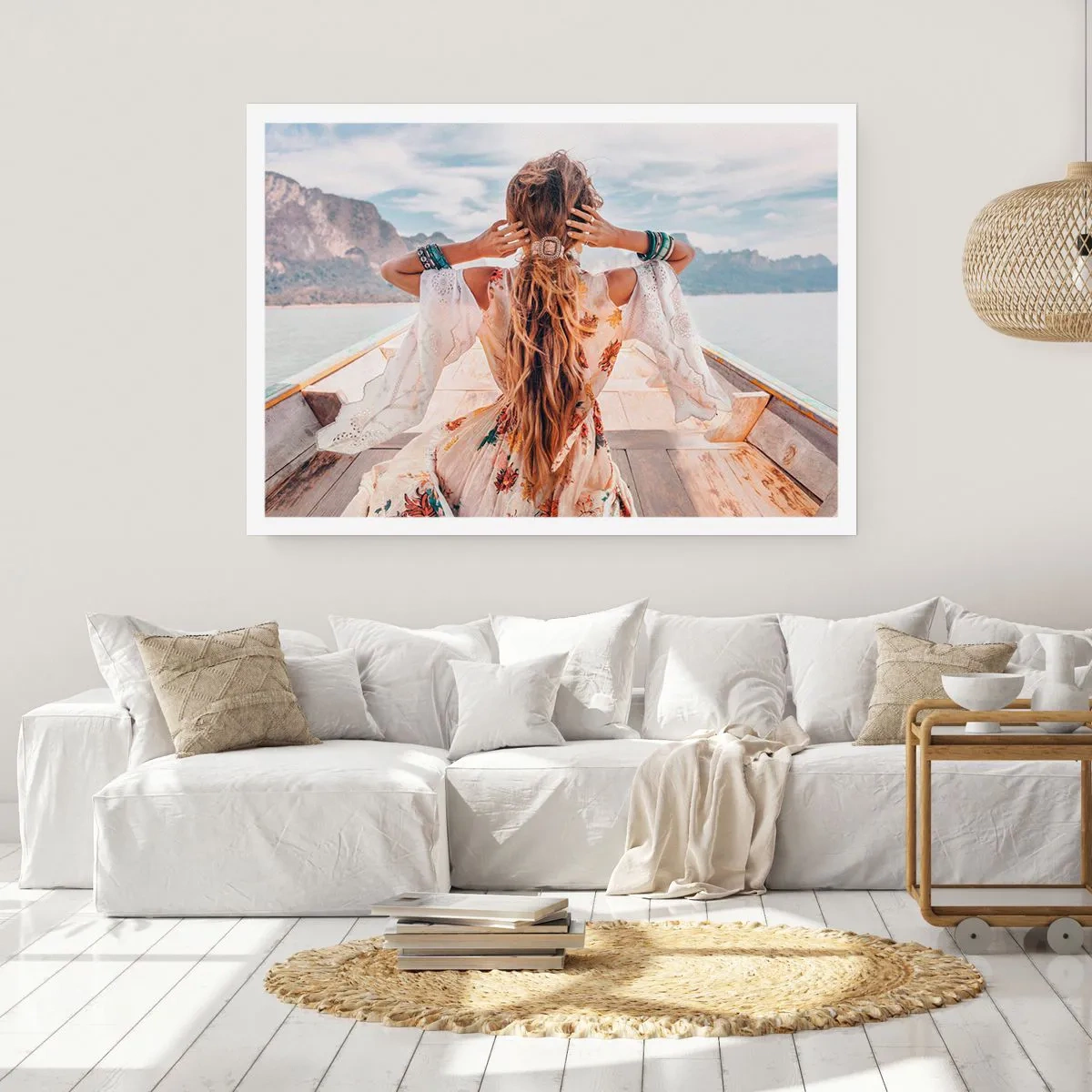 Poster - Frau auf einem Boot mit Blick auf die Berge und das Wasser, Boho-Stil - 100x70cm - Auf dem Weg zum Glück - Moderne Wanddekoration für Wohnzimmer und Schlafzimmer ARTTOR