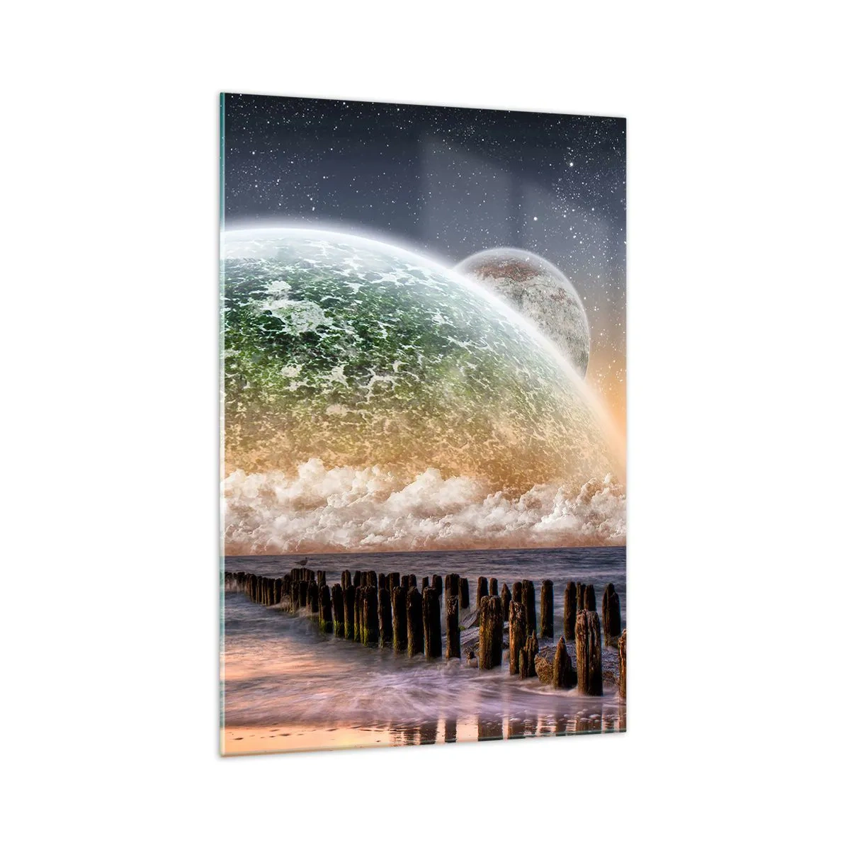 Glasbild - Bild auf glas - Eine fantastische Landschaft mit einem großen Planeten über dem Meer und einem Holzsteg. - 70x100cm - Und die Welt tauchte aus dem Wasser auf - Moderne Wanddekoration für Wohnzimmer und Schlafzimmer ARTTOR