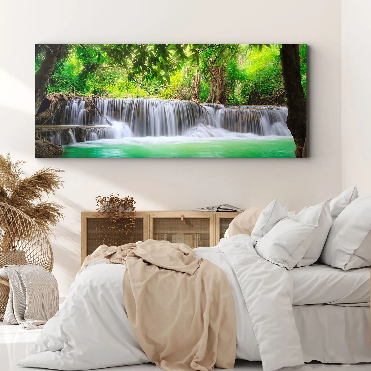 Bild auf Leinwand - Leinwandbild - Ein grüner Wasserfall, umgeben von dichter tropischer Vegetation - 160x50cm - Eine Kaskade in Grün - Moderne Wanddekoration für Wohnzimmer und Schlafzimmer ARTTOR