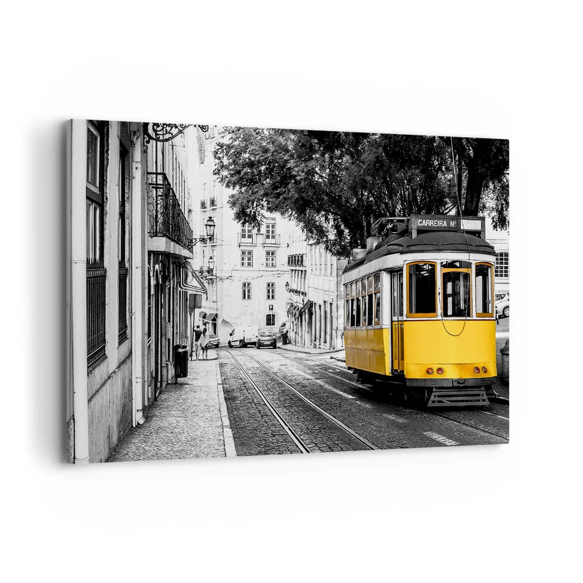 Bild auf Leinwand - Leinwandbild - Eine gelbe Straßenbahn vor dem Hintergrund einer schwarz-weißen Straße - 120x80cm - Und Fado im Hintergrund - Moderne Wanddekoration für Wohnzimmer und Schlafzimmer ARTTOR