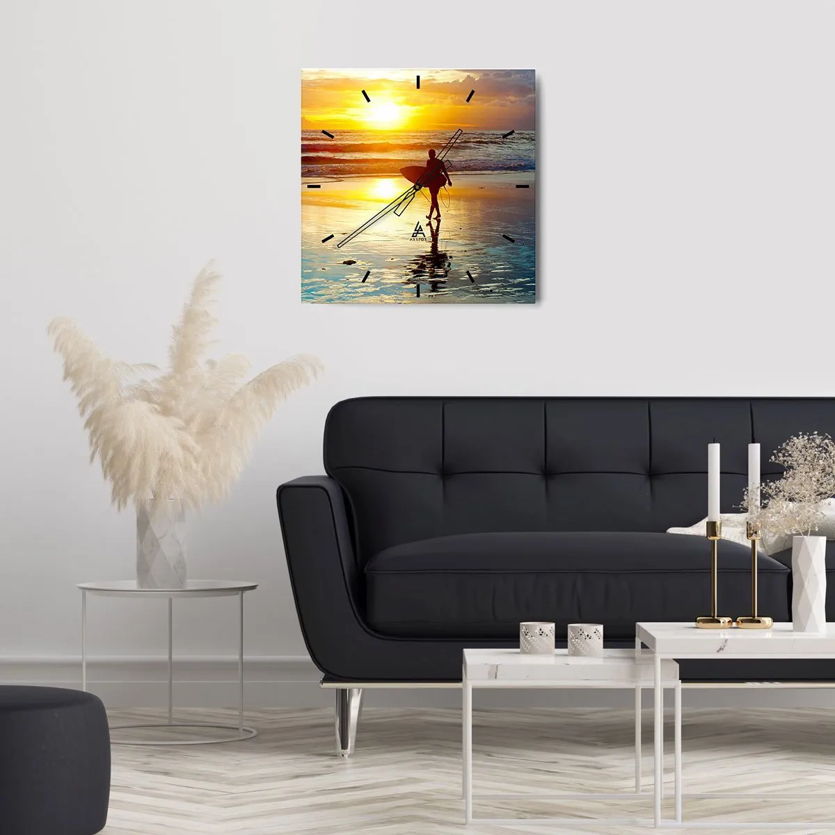 Wanduhr - Glasuhr - Ein Surfer geht bei Sonnenuntergang mit einem Brett in der Hand am Strand spazieren. - 30x30cm - Die Rückkehr des Kriegers - Moderne Wanddekoration für Wohnzimmer und Schlafzimmer ARTTOR