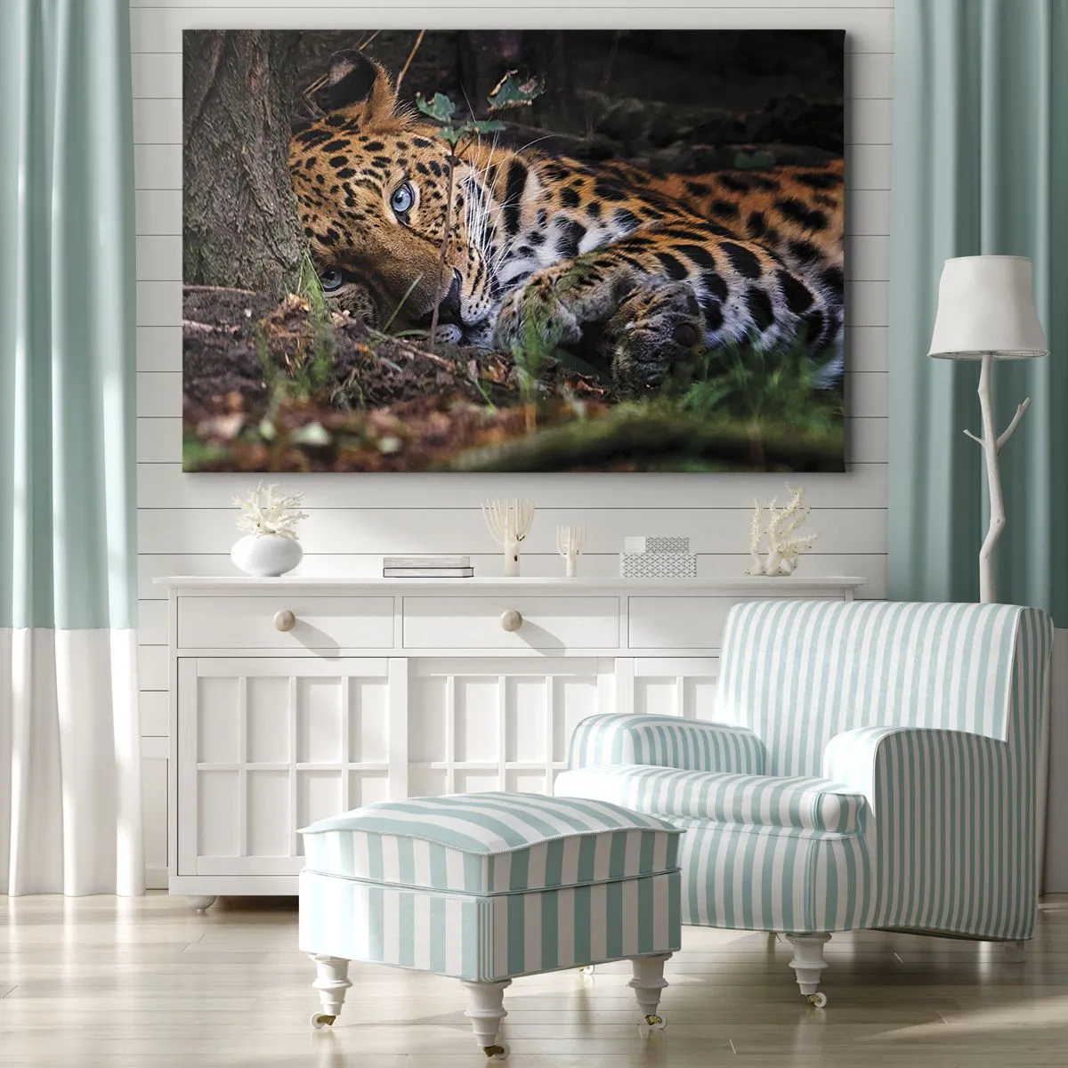 Bild auf Leinwand - Leinwandbild - Ein Leopard, der im Schatten der Bäume liegt - 100x70cm - Vertrau mir - Moderne Wanddekoration für Wohnzimmer und Schlafzimmer ARTTOR