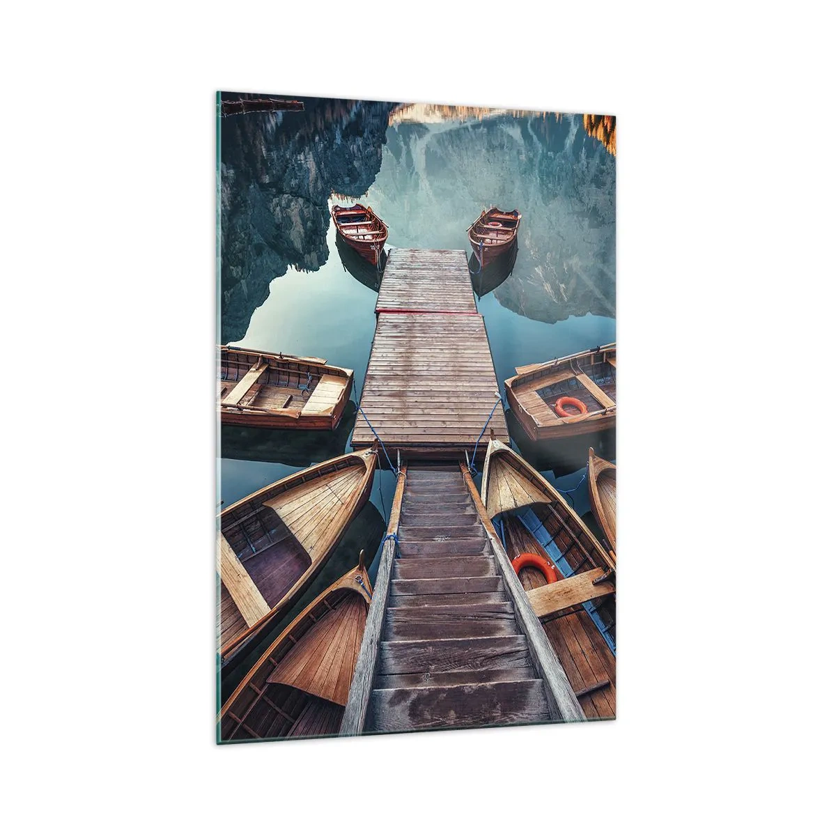 Glasbild - Bild auf glas - Holzboote an einem Pier an einem Bergsee - 70x100cm - Ich warte am Yachthafen - Moderne Wanddekoration für Wohnzimmer und Schlafzimmer ARTTOR