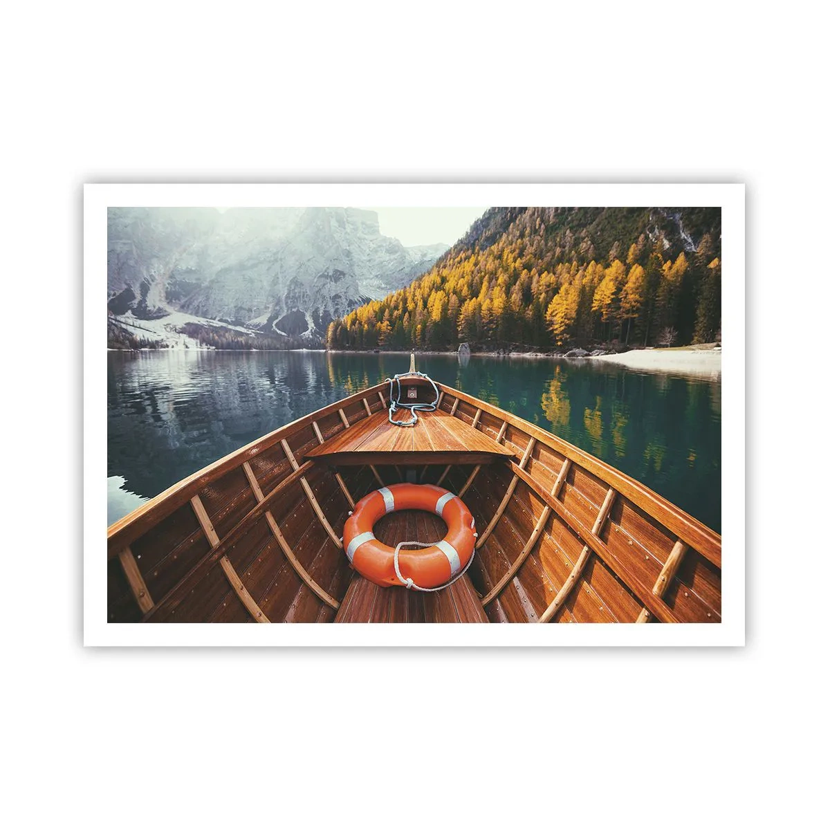 Poster - Ein Holzboot auf einem von Wald umgebenen Bergsee - 100x70cm - Bergreise - Moderne Wanddekoration für Wohnzimmer und Schlafzimmer ARTTOR
