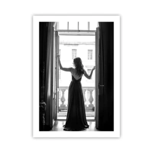 Poster - Eine Frau in einem langen Kleid steht auf einem offenen Balkon - 50x70cm - Im großen Stil - Moderne Wanddekoration für Wohnzimmer und Schlafzimmer ARTTOR