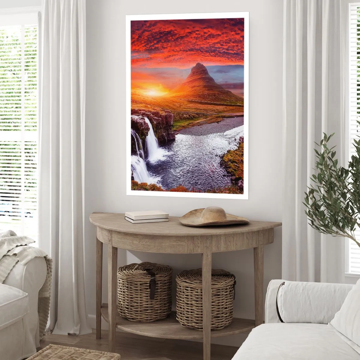 Poster - Der Berg und der Wasserfall werden von den Strahlen der untergehenden Sonne beleuchtet - 50x70cm - Ein Blick auf Mittelerde - Moderne Wanddekoration für Wohnzimmer und Schlafzimmer ARTTOR