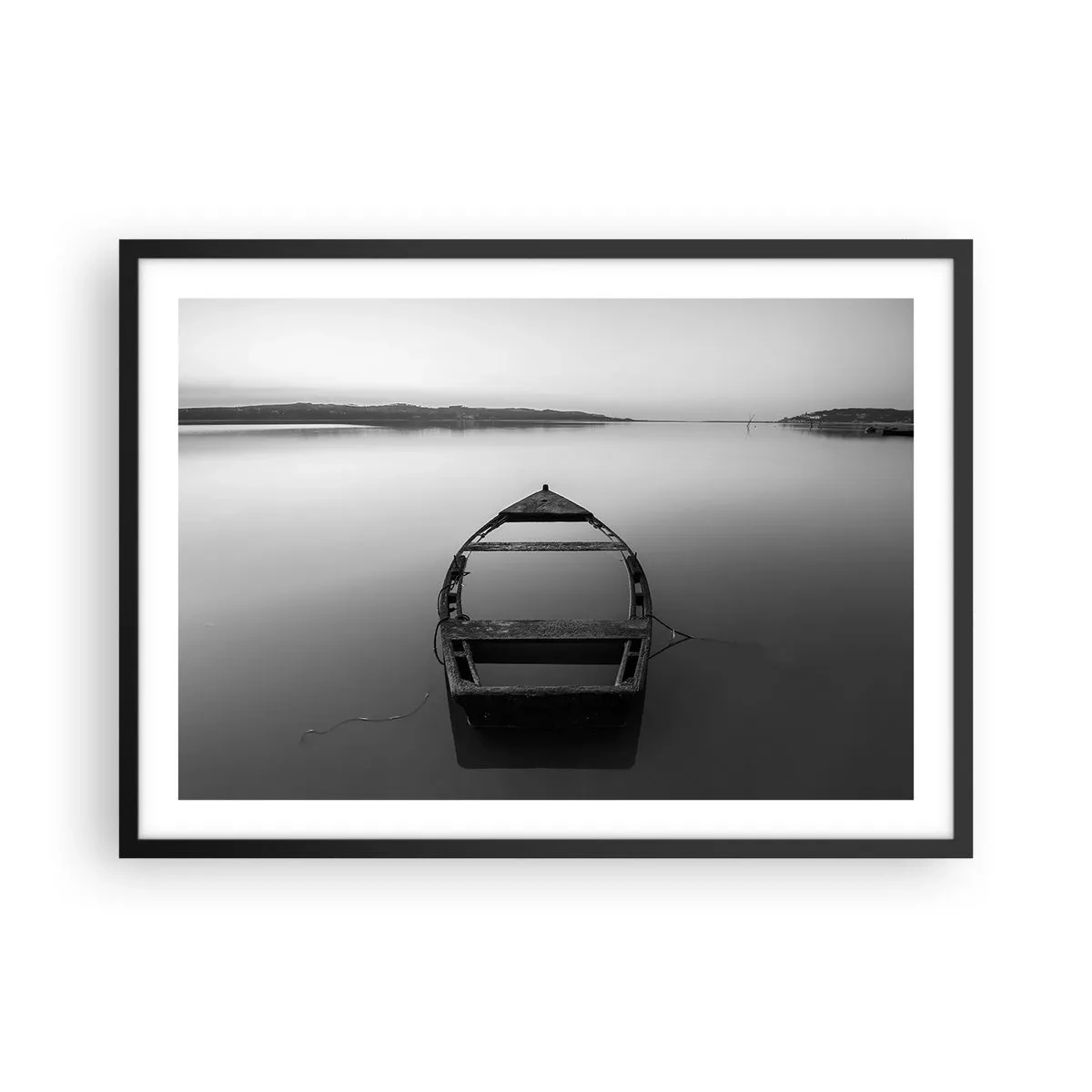 Poster in einem schwarzem Rahmen - Ein einsames Boot auf einem ruhigen See in Schwarz-Weiß-Tönen - 70x50cm - Sehnsucht und Melancholie - Moderne Wanddekoration für Wohnzimmer und Schlafzimmer ARTTOR