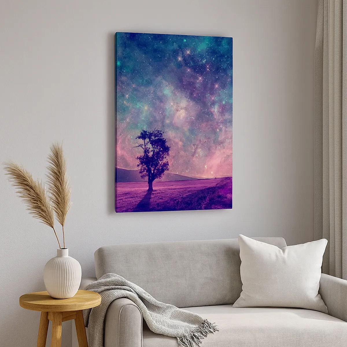 Bild auf Leinwand - Leinwandbild - Ein Baum vor einem Sternenhimmel in violetten und blauen Farben - 50x70cm - Unter dem magischen Himmel - Moderne Wanddekoration für Wohnzimmer und Schlafzimmer ARTTOR