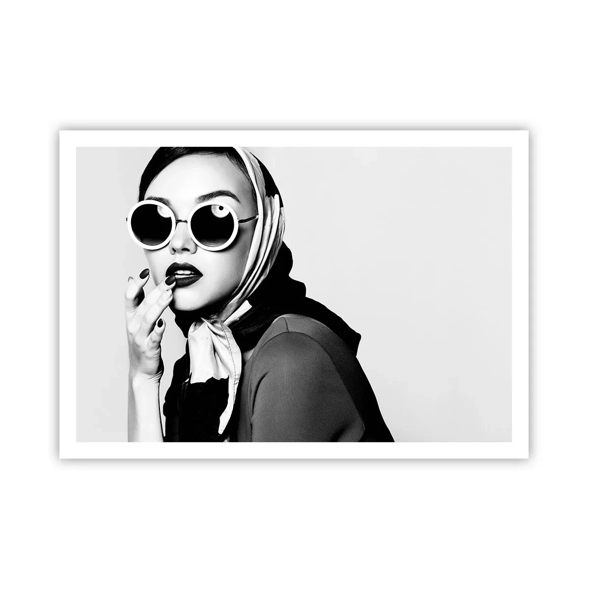 Poster - Schwarz-Weiß-Porträt einer Frau mit Brille und Kopftuch - 100x70cm - Grüße aus den 1960er Jahren - Moderne Wanddekoration für Wohnzimmer und Schlafzimmer ARTTOR