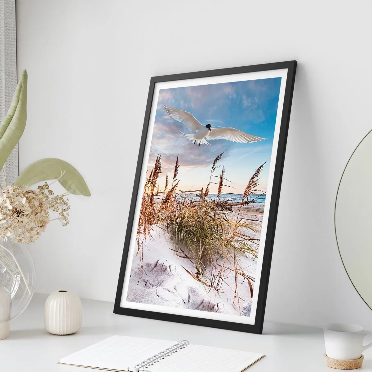 Poster in einem schwarzem Rahmen - Ein Vogel im Flug über die Dünen und das Meer bei Sonnenuntergang - 50x70cm - Wind vom Meer - Moderne Wanddekoration für Wohnzimmer und Schlafzimmer ARTTOR