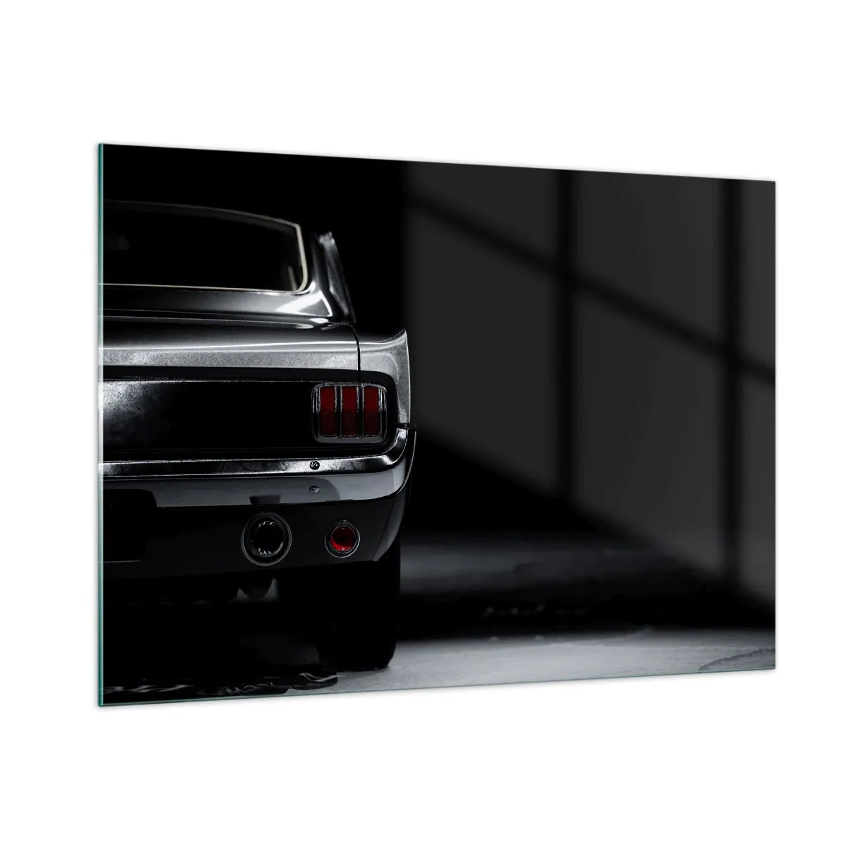 Glasbild - Bild auf glas - Das Heck eines Oldtimers im dunklen, stilvollen Interieur - 100x70cm - Charme des Klassikers - Moderne Wanddekoration für Wohnzimmer und Schlafzimmer ARTTOR