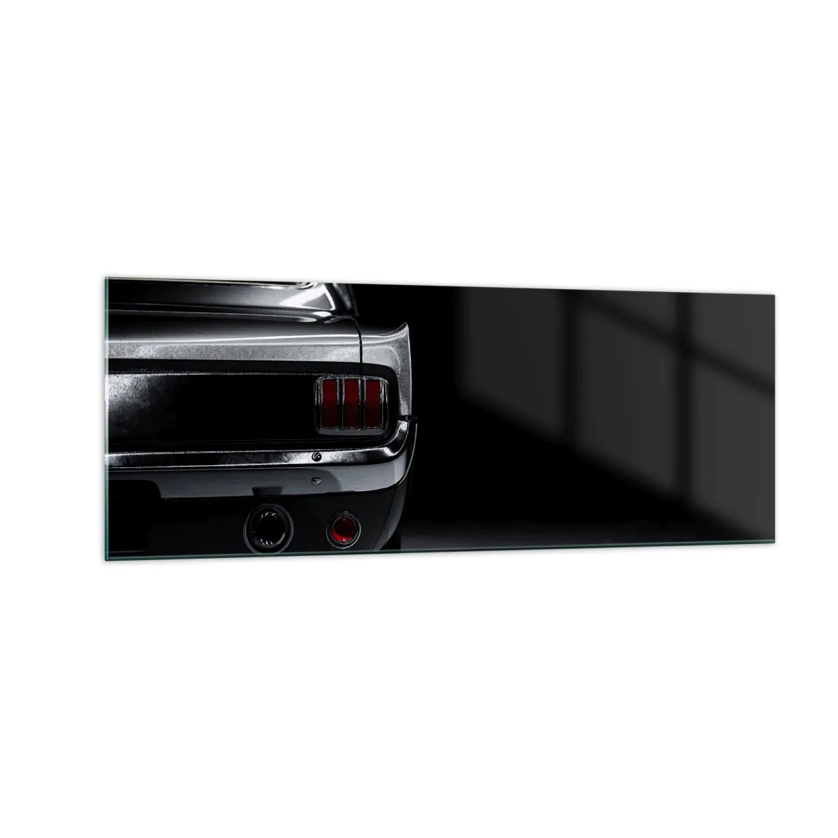 Glasbild - Bild auf glas - Ein Schwarzweißbild des Hecks eines Oldtimers vor dunklem Hintergrund. - 140x50cm - Charme des Klassikers - Moderne Wanddekoration für Wohnzimmer und Schlafzimmer ARTTOR