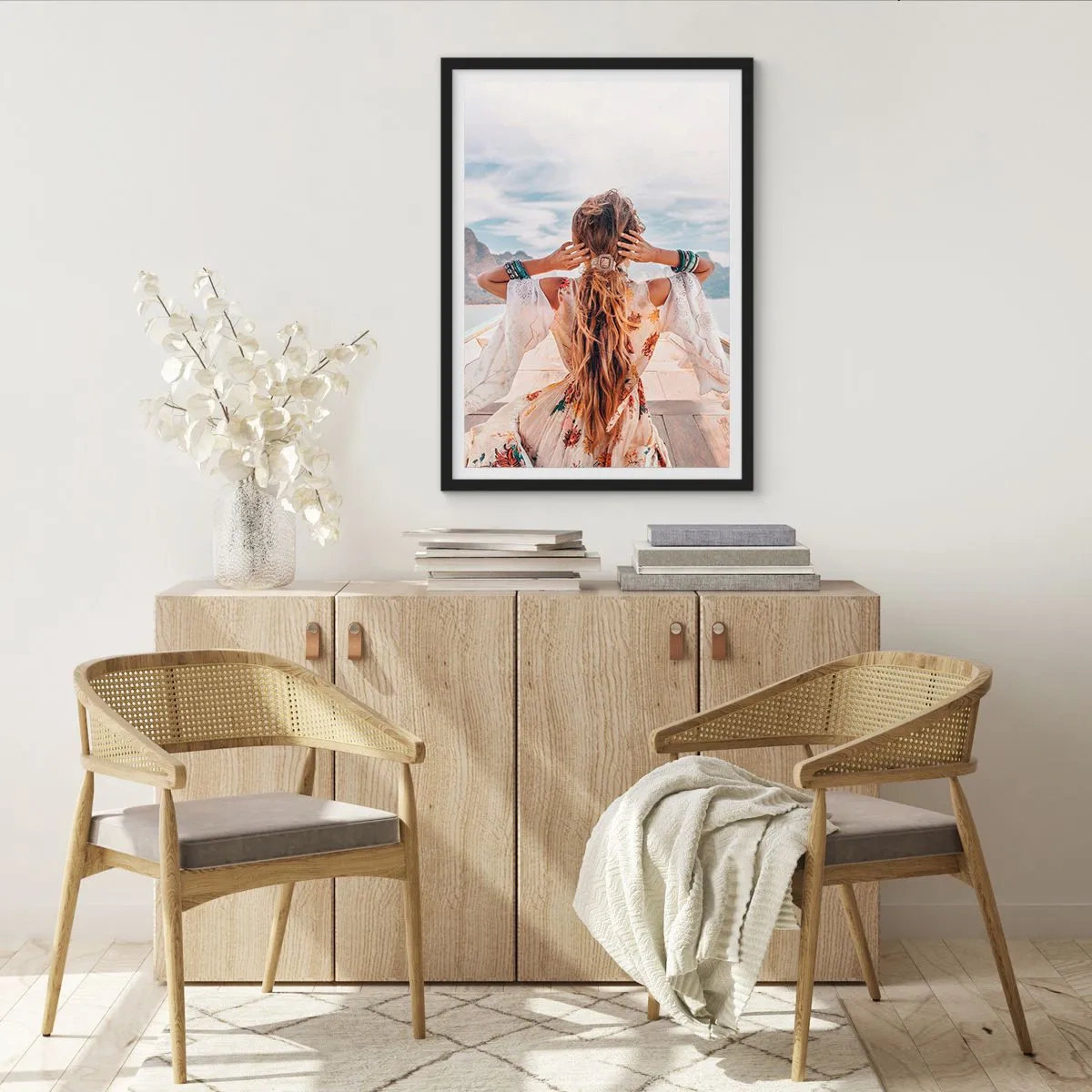 Poster in einem schwarzem Rahmen - Frau im Boho-Kleid mit Blick aufs Meer - 50x70cm - Auf dem Weg zum Glück - Moderne Wanddekoration für Wohnzimmer und Schlafzimmer ARTTOR
