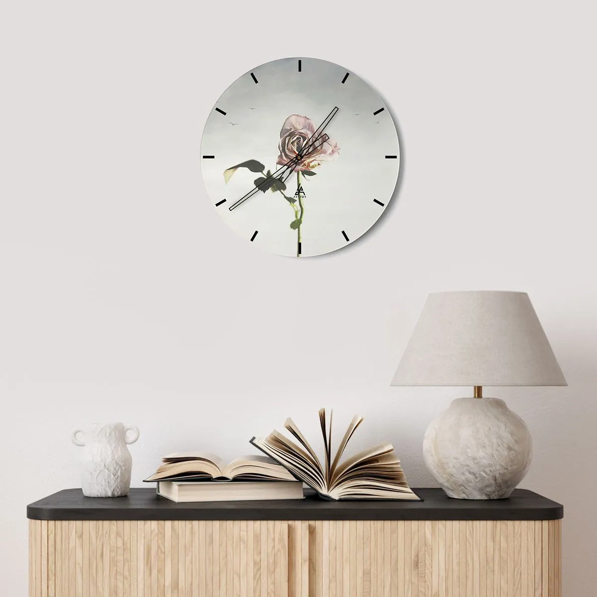 Wanduhr - Glasuhr - Eine zarte Rose auf hellem Hintergrund mit Vögeln in der Ferne - 30x30cm - Begrüßung des Frühlings - Moderne Wanddekoration für Wohnzimmer, Küche und Schlafzimmer ARTTOR