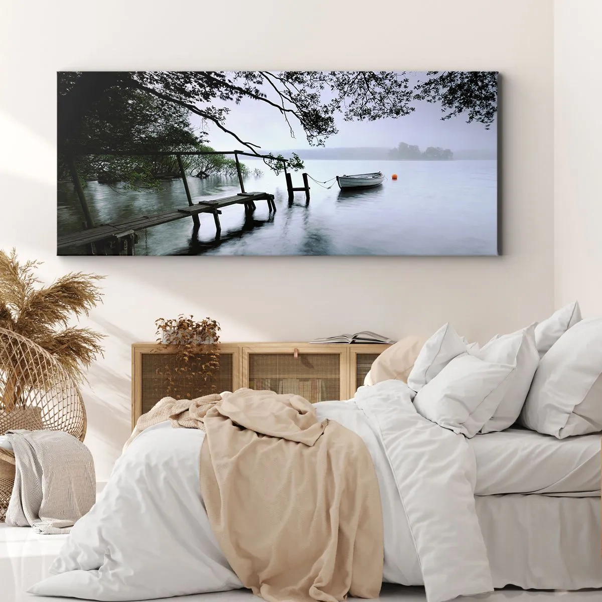 Bild auf Leinwand - Leinwandbild - Ein Steg über dem Wasser mit einem Boot im Hintergrund, umgeben von einer nebligen Landschaft - 120x50cm - Du ruhst dich schon aus - Moderne Wanddekoration für Wohnzimmer und Schlafzimmer ARTTOR