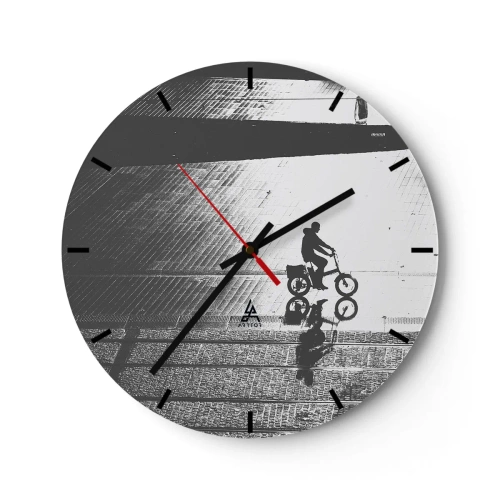 Wanduhr - Glasuhr - Eine schwarz-weiße Silhouette eines Radfahrers und sein Spiegelbild in einer Pfütze. - 30x30cm - Vor sich hin durch die Stadt - Moderne Wanddekoration für Wohnzimmer, Küche und Schlafzimmer ARTTOR