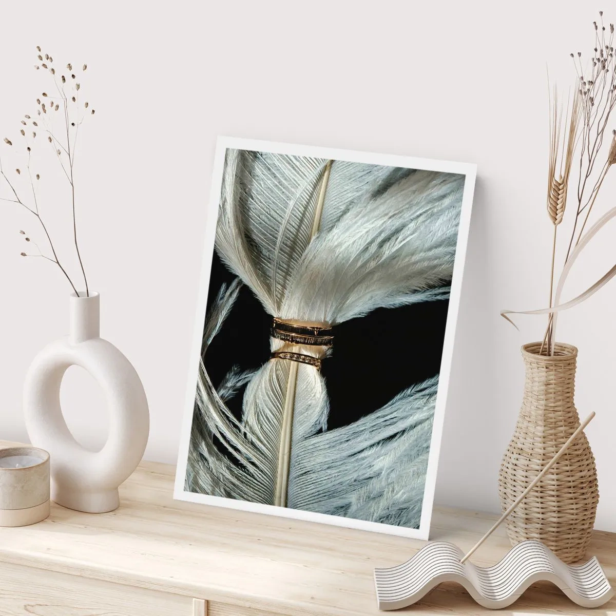 Poster - Nahaufnahme von weißen Federn, die mit einem goldenen Band zusammengebunden sind - 50x70cm - ... und ich werde dich nicht verlassen ... - Moderne Wanddekoration für Wohnzimmer und Schlafzimmer ARTTOR