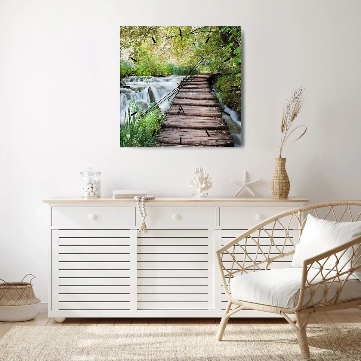 Wanduhr - Glasuhr - Eine Holzbrücke über einen Wasserfall, umgeben von üppigem grünen Wald. - 30x30cm - Das Wasser ist überhaupt nicht ruhig - Moderne Wanddekoration für Wohnzimmer und Schlafzimmer ARTTOR